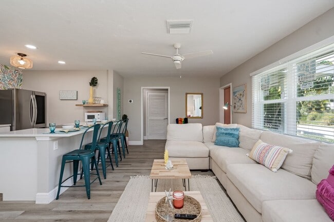 Building Photo - VACA or Short Term Monthly  FUN Furnished Bradenton, FL Rental