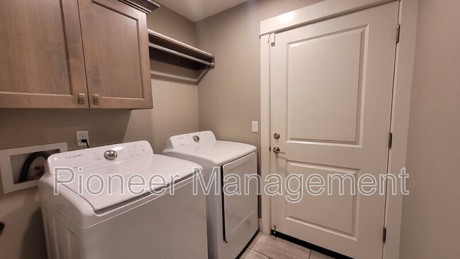 Building Photo - 601 SE Rose Ridge Dr