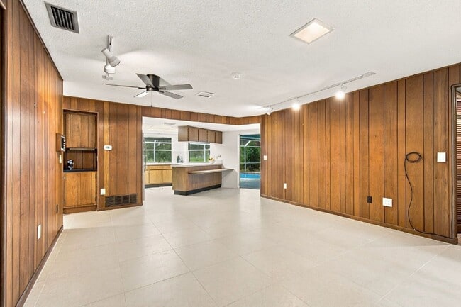 Building Photo - 1257 Fairway Cir S