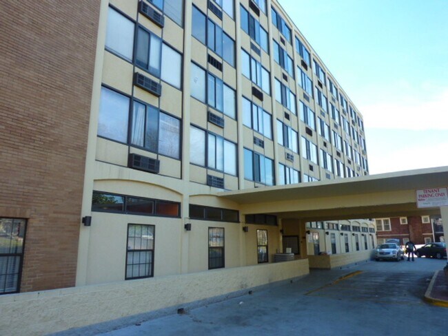 Building Photo - 3 bedroom/ 2 bath at University Towers - R...