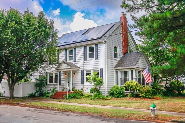 Primary Photo - Stunning home rental in Portsmouth!
