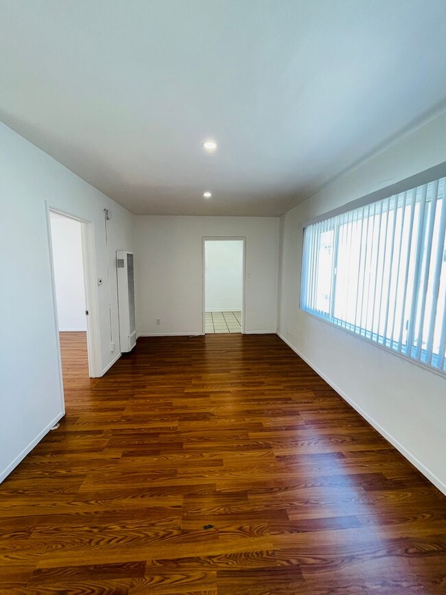 Interior Photo - 158 N Ventura Ave
