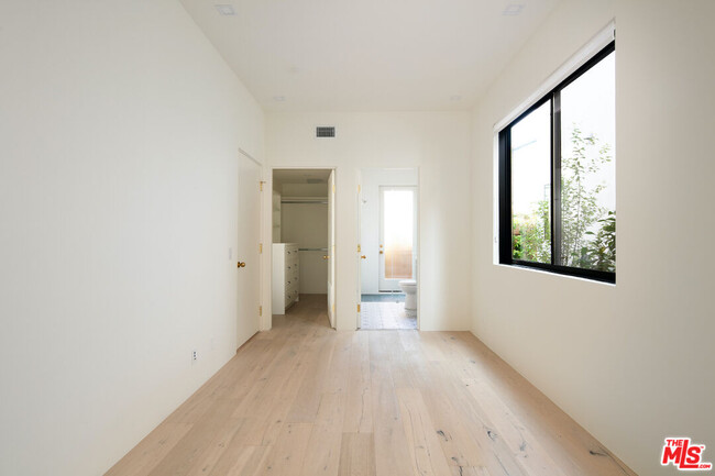 Building Photo - 633 Palms Blvd
