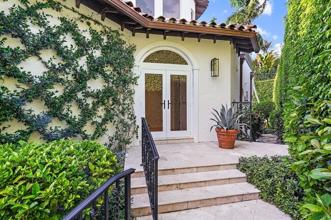 Building Photo - 245 Everglade Ave