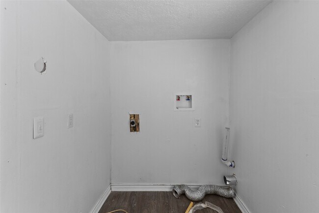 Building Photo - 8206 Sunflower Dr