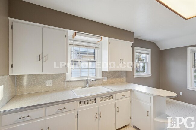 Building Photo - 4336 Lyman Ave