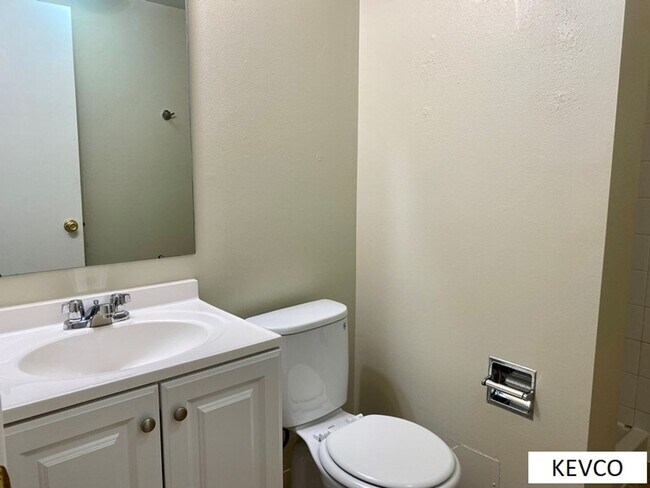 Building Photo - Four Bedroom Single Family Home with Large Backyard