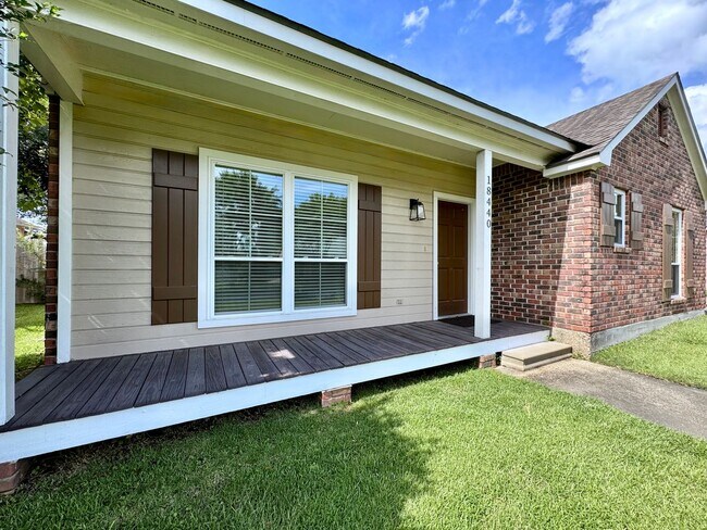 Building Photo - Serene 3BR Home in Peaceful Azalea Lakes