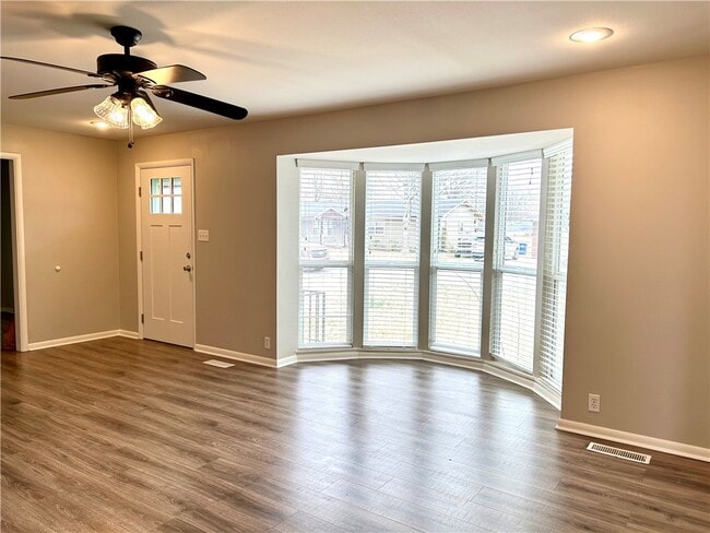 Building Photo - 301 Crestview Dr