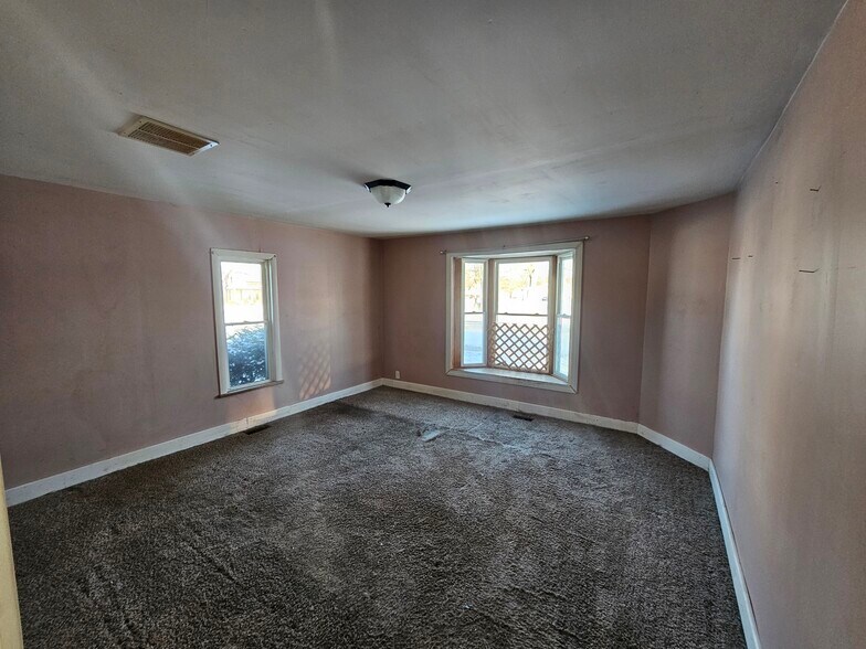 Building Photo - 314 Lincoln St