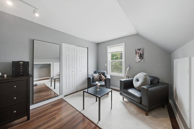 Building Photo - 437 W 44th Pl