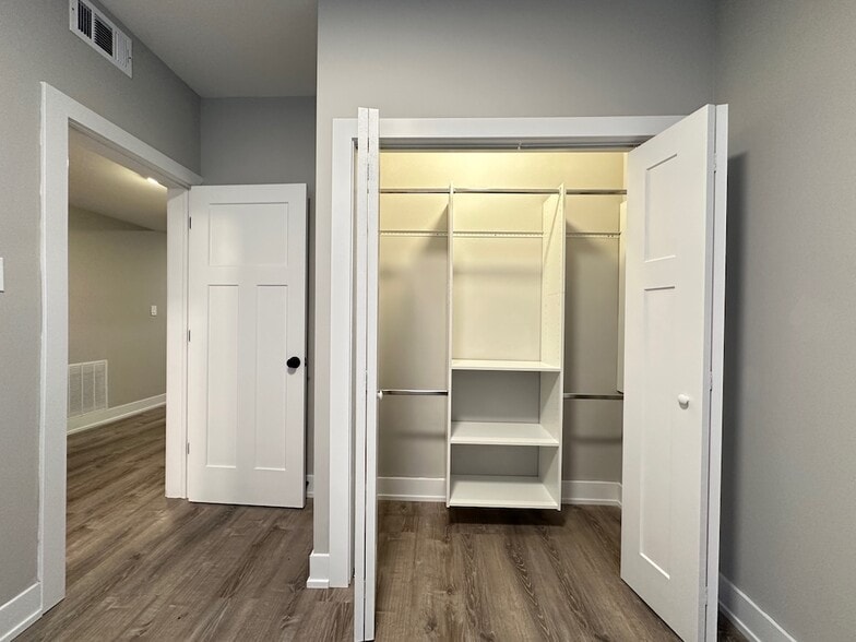 Building Photo - 434 W Aldine Ave