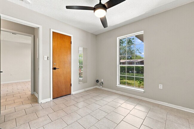 Building Photo - 1510 Royal Palm Dr