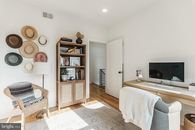 Building Photo - 2058 Poplar St