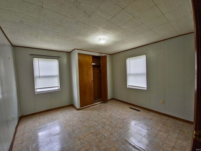 Building Photo - 108 S Oak St