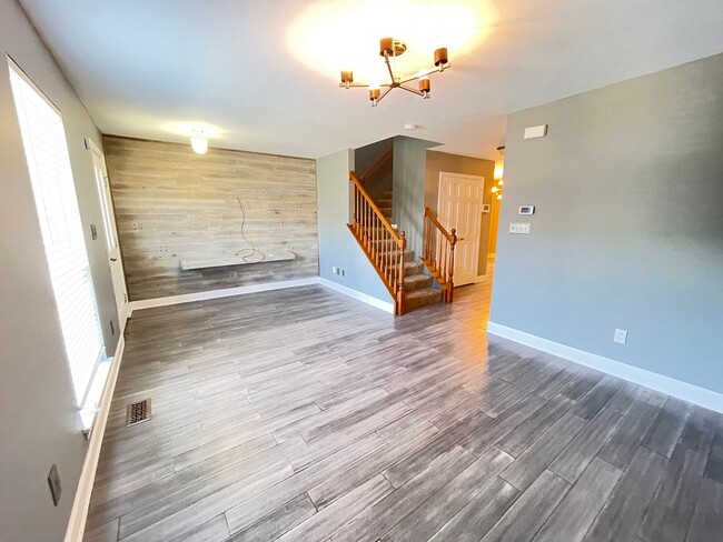 Building Photo - Move In Ready! 2 bed/4 bath townhouse with...