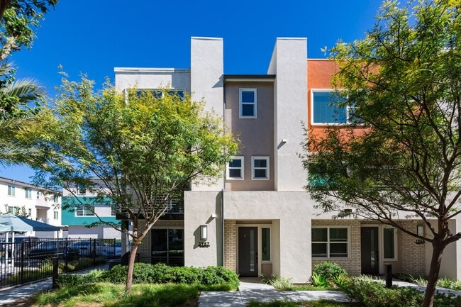 Building Photo - Contemporary Living in the Heart of Millenia