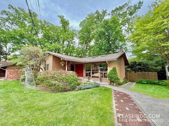 Building Photo - 6424 Hollins Dr