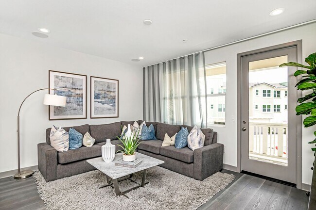 Building Photo - Stunning Fully Furnished Tri-Level Townhome 4BD/4BATHS! Central AC/Heat with Solar! 2 Car attache...