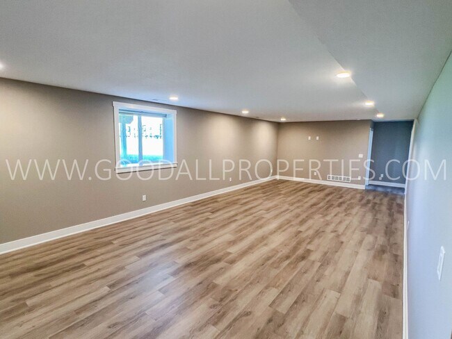 Building Photo - 4 bedroom 3 bathroom Ranch style home with finished basement in Waukee