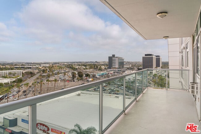 Building Photo - 13600 Marina Pointe Dr