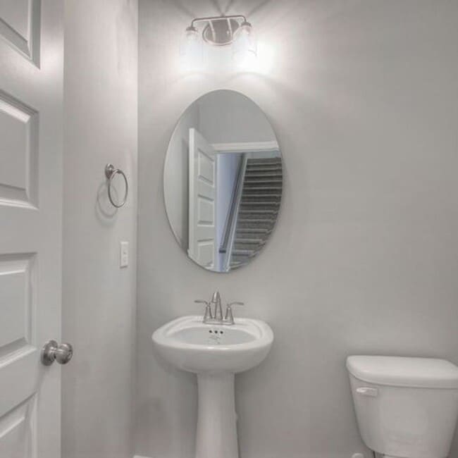 Building Photo - Upgraded, Luxury Townhouse