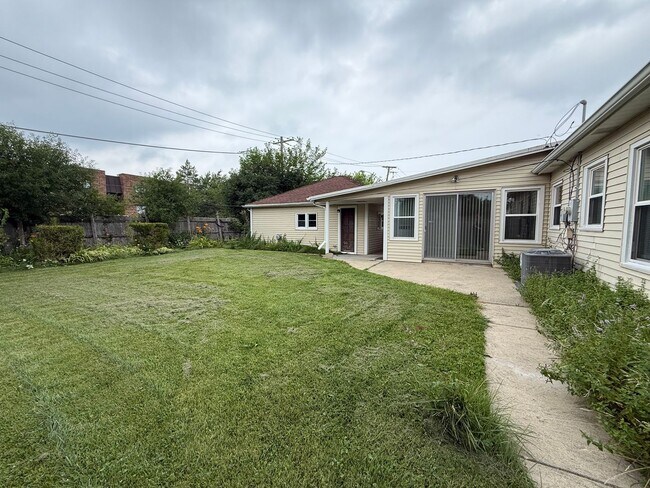 Building Photo - 542 Cherry Ln
