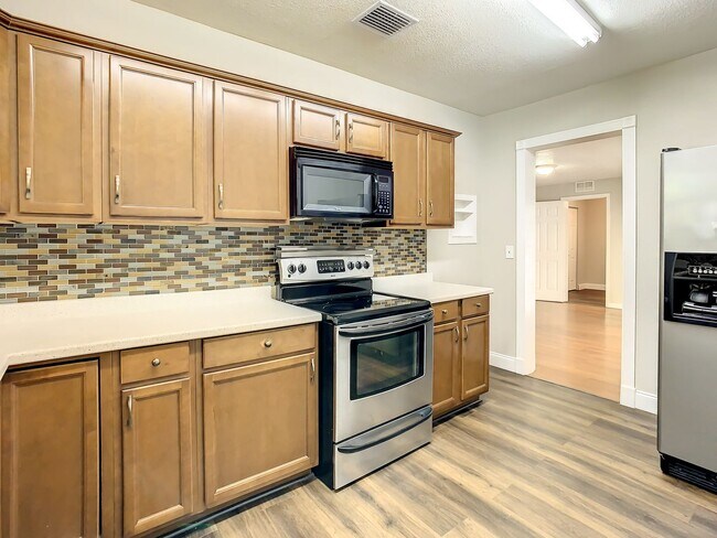 Building Photo - Charming Three bedroom one bath with huge backyard