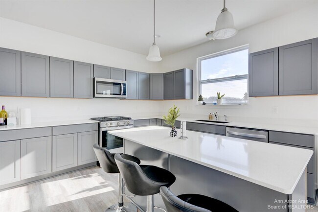 Building Photo - 9480 White Tail Dr