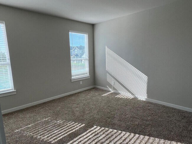 Building Photo - 3479 Valley Vista Dr