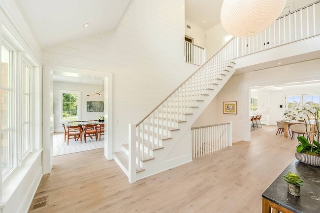 Building Photo - 571 Pauls Ln