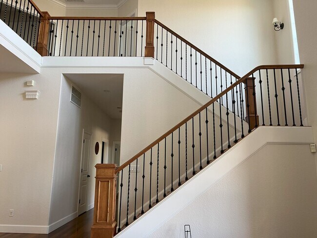 Building Photo - Elegant 4-Bedroom Luxury Home with Panoram...