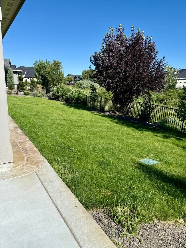 Building Photo - Welcome to this stunning 5-bedroom, 3.5-ba...