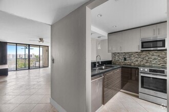Building Photo - 17 Royal Palm Way