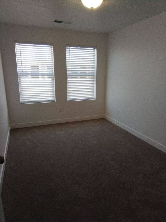 Building Photo - Brand New Townhome!