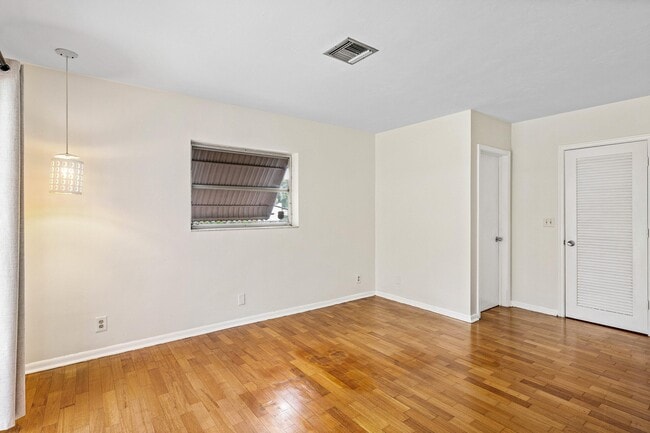 Building Photo - 931 NW 9th Ct