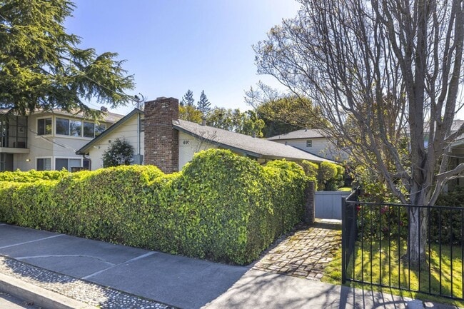Primary Photo - 691 Roble Ave