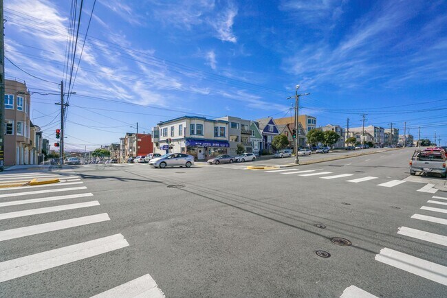 Building Photo - 3bed/2bath Top-Floor Flat w/ Modern SF Charm - Pet(s) Welcome