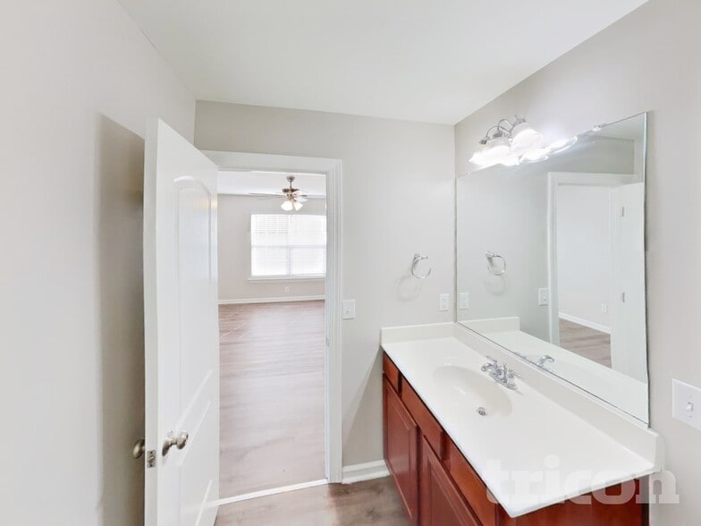 Building Photo - 108 N Honey Locust Dr