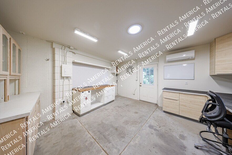 Building Photo - 3237 E Meadowbrook Ave