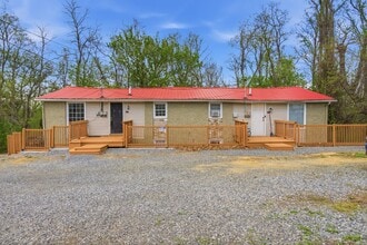 Building Photo - 2 Bed / 1 Bath. Off street parking.
