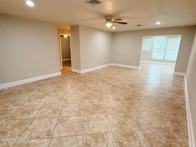 Building Photo - 320 Duet Ave