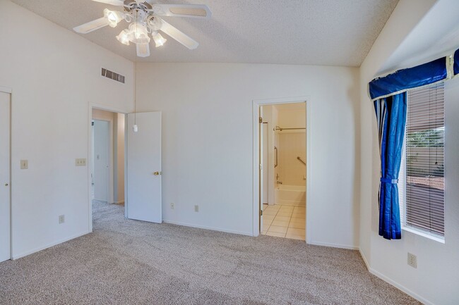 Building Photo - Beautiful, Clean 3Bdrm, 2ba home on East s...