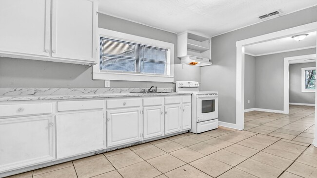 Building Photo - Charming 3bed/1bath Home in St Pete! Avail...