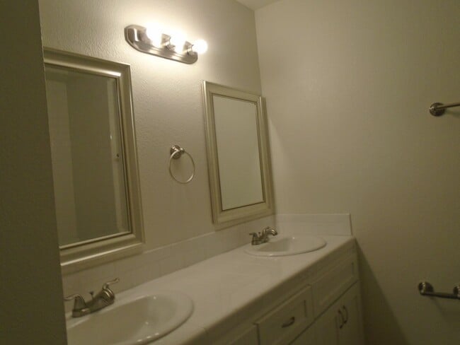 Building Photo - 6812 N Half Moon Dr