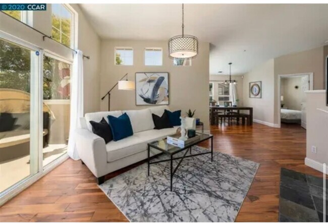 Building Photo - Two Bedroom/Two Bathroom Condo Available i...