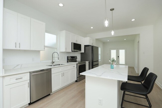 Building Photo - For Lease | 3 Bed, 2 Bath |1,350 Sq Ft |Tr...