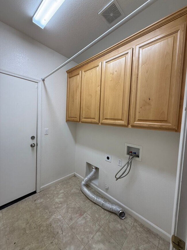 Building Photo - 3 Bed| 2 Bath | 1660 SF | Single Story | Tenant pays $175 monthly for WS&G