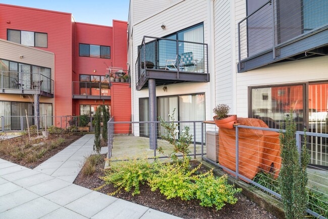 Building Photo - McCormick Pier - 1 bed/1 bath w/new paint/...