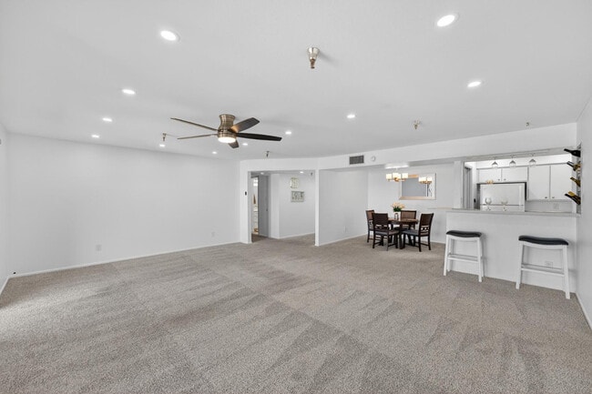 Building Photo - 425 S Parkcrest